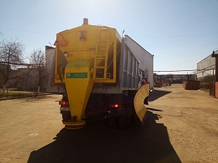 Пескосолераспределитель ОРС-08 с боковым отвалом.